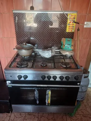 غاز ست عيون ممتازة جدا شغال ميه ميه ويوجد له شعله كهربائيه بحاله ممتازة جدا مكفول