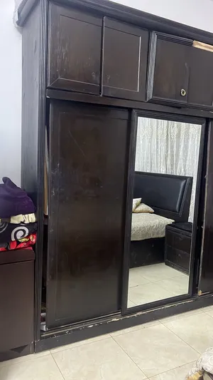 خزانه مستعمله خسب لاتيه ممتازه بحاجه فصاليات للابواب العلويه فقط