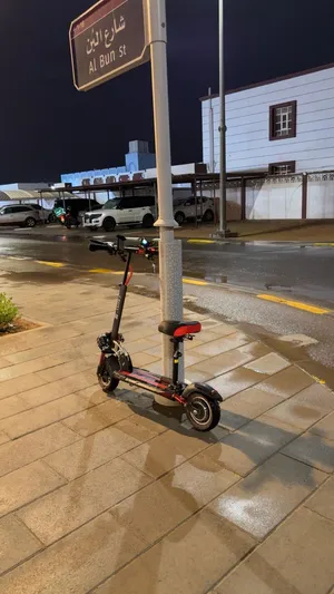 للبيع سكوتر مكينه الي ورا خربانه و مفتاح مكسور مبطل كرسي كل شي موجود بطاريه ممتاز