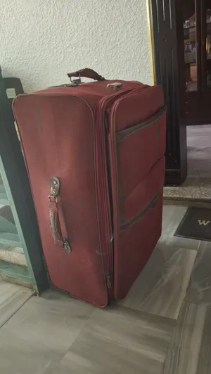 شنتة سفر كبيرة فيها فرط بزاوية واحدة ما بتأثر علاستخدام علأكيدحجم كبير و عملية  جدا و قوية