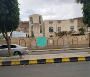 فلا للبيع شارع بيروت حده 28 لبنه بدروم ودورين