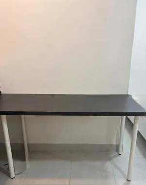 طاولة ايكيا استخدام قليل نظيفه