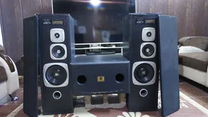 سيستم صوتي عبارة عن مضخم بيزز وسماعات اثنين تربلل ماركة BSSوكالة شركةJBL