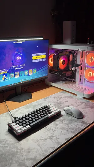 كمبيوتر قيمنق وموجود وياه جميع ملحقاته ماعدا الطاوله