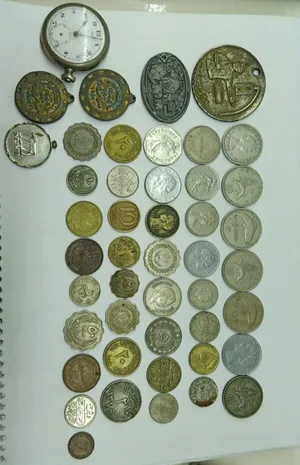 مجموعة عملات وهدايا تذكارية وساعة قديمة سويسرية مميزة
