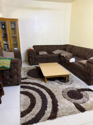 شقة للبيع بمنطقه مرتبه مخدومة وعلى شارع قريبه من 16و36 ليست اسكان مجددة بالكامل ارضيات بورسلان