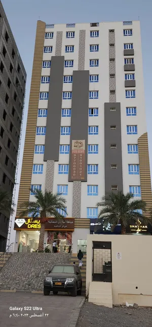 سكن عائلي راقٍ في موقع استثنائي شقة للإيجار بالمعبيلة – شارع النزهة