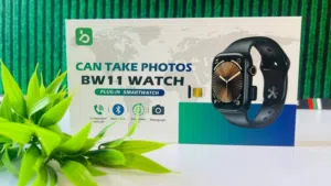 ساعة BW11 Plus تتميز بوجود كاميرا مدمجة وقدرة على إدخال بطاقة SIM. مع توفر تطبيق للربط بالهاتف
