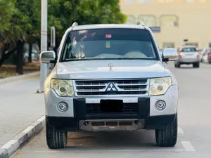 Mitsubishi pejaro Coupe 2 door Model  2009 GCC Specs Kms. 191/000 k Description: original Option to