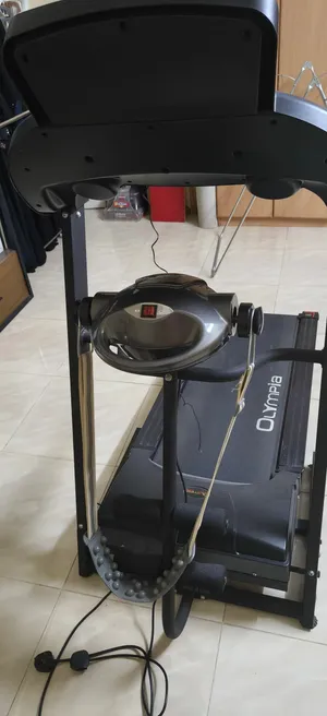 جهاز سير رياضي مع جهاز رجاج و قواعد لحركات رباصية ثانية حجم الجهاز كبير شبه الجديد