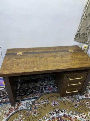 طاولة مكتبية مع كرسي گيمنگ