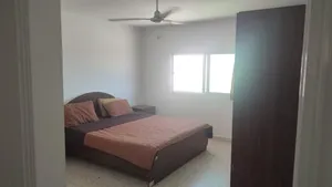 شقة سكنية شبة مفروشة للإيجار قرب مزاج كافيه / طقم كنب و نشافة وفريزر للبيع