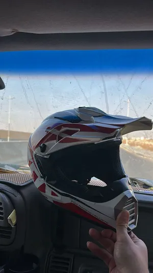 للبيع خوذه رياضيه شاريها من الخبيزي