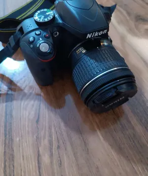 كاميرا نيكون  (Nikon) D3300 شبه جديدة بحالة ممتازة بسعر ممتاز مع جميع أغراضها والكرتونة. اقرأ الوصف