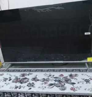 شاشه جديده غير مستعمله  لاكن فيها ضربه كره اي عطلانه سعرها مناسب جدا