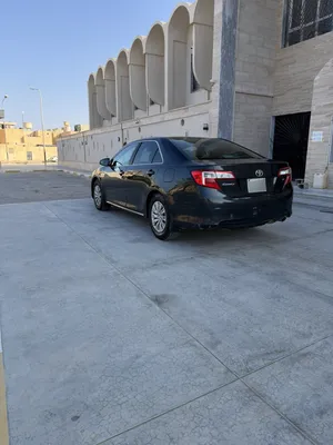 كامري لون ازرق كحلي سياره تبي كساد قاعده بحاله دار بطنها صفار