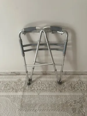 عكاس للمشي شبه جديد للبيع بسعر مغري استخدام بسيط فتره قليل