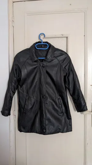 Women's black leather jacket, size M    جاكيت حريمي جلد أسود مقاس M