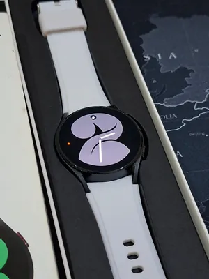 Samsung Galaxy Watch4 40mm أسود جرافيت  حالة ممتازة + 3 استراب + العلبة والشاحن الأصلي