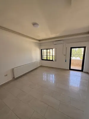 ضاحيه الرشيد شقه فارغه فاخره ومميزه للايجار موقع مميز جدا
