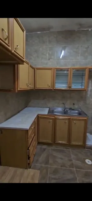 شقه للايجار بجبل الحسين من المالك مباشره بالقرب من دوار فراس  طابق ارضي بحديقه وكراج التواصل واتس