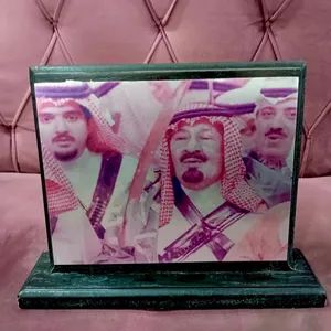 ستاند مكتبي قديم للملك عبدالله بن عبدالعزيز – قاعدة خشبية