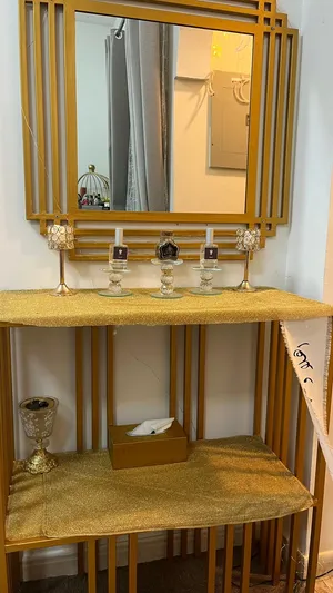 مرايا مع طاولة