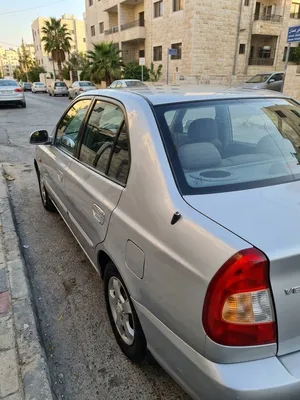 هيونداي فيرنا 2001 فضي صالون / سيدان مستعملة بحالة ممتازة قابل للتفاوض