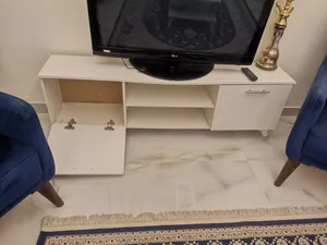 غرفة صالون كامله مع طاوله وسط  وطاولة شاشه للبيع