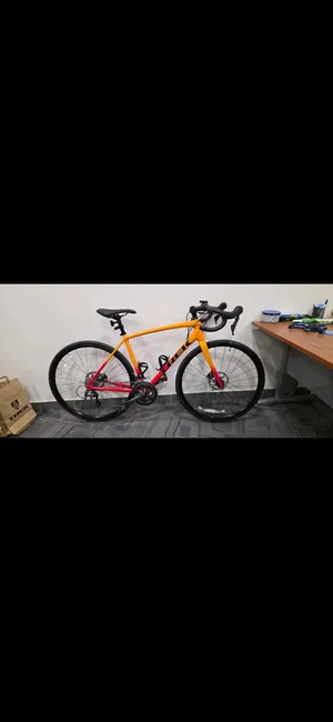 دراجة هوائية من شركة تريك نوع إيموندا (Trek Emonda ALR 4) مقاس 54 - وزن 9.5 كجم
