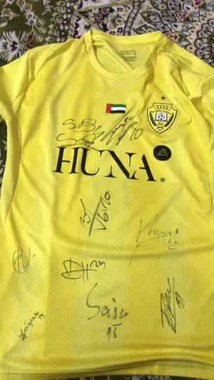 تيشرت نادي الوصل الاماراتي موقع من جميع لاعبين الوصل موسم 2023-2024