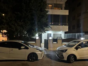 شقة مفروشة 4 غرف نوم للايجار ابو نصير 220 متر بناء مع ترس خارجي وحديقة لزاب مع اطلالة بانورامية