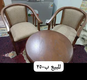 كرسيين وطاولة