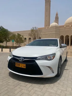 تويوتا كامري 2016 موديل صالون سيدان مع مواصفات أمريكية للبيع، لون أبيض