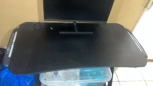 البيع طاوله وشاشه بيسي كامل مع الكيبورد كامل