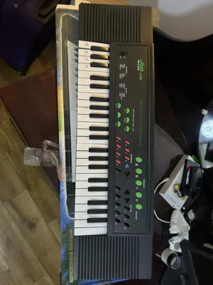 بيانو للبيع السعر 100 وساهل