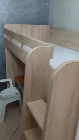 سرير مرتفع مزال في حالة جيدة الثمن قابل للتفاوض