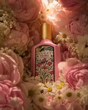 عطر صيفي مناسب الى جميع طلعات و المناسبات و بحجم كبير و الفواحان روعه