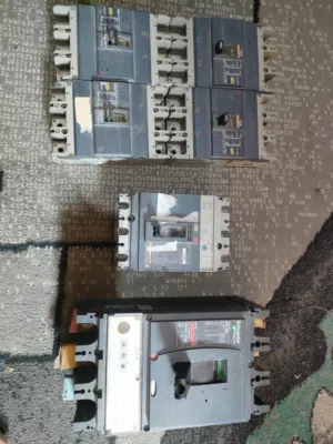 قواطع كهرباء Schneider Electric مستعملة (NSX630F 630A + NS100) بحالة ممتازة