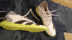حذاء بوت رياضي كرة قدم اديداس ولادي حبيبات نمرة 38
