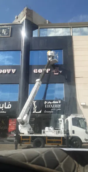 نظافة واجهات زجاجية شركة اللحيدان لتنظيف الواجهات الزجاجيه والكلاتنج ومحلات تجارية بجدة ومكه
