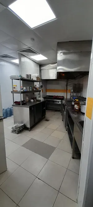 معدات وفرش مطعم كامل للبيع