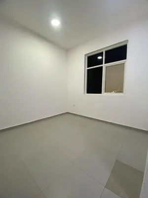 للايجار شقه في فيلا غرفه صاله حمام مطبخ  شامل ب 2500 شعري الموقع العين القطاره