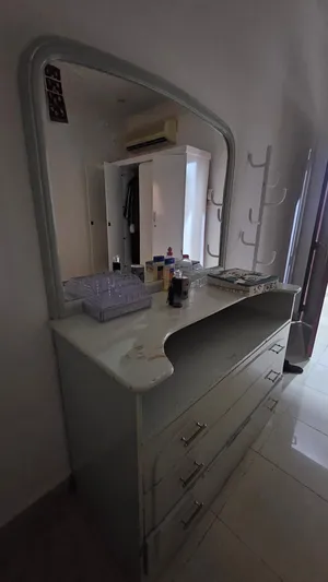 غرفة نوم بحاله جيده جدا