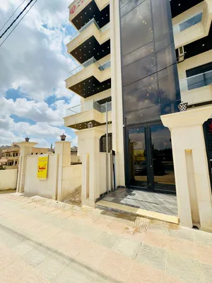 متبقي شقة أرضية على الشارع مقابل بوابة جامعة العلوم التطبيقية بجانب الدوار الجديد القيسي للإسكان