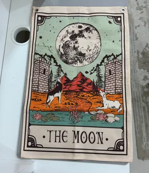 معلقة جدارية قماشية كبيرة بتصميم تاروت القمر (Large The Moon Tarot Tapestry).