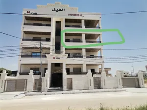 شقه فخمه واطلاله رائعه 202 م ثاني فني على شارع البتراء مقابل بيت البن البرازيلي قرب إربد مول قراند