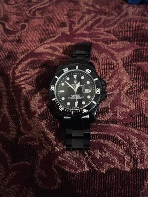 ساعة يد سوداء فخمة بتصميم Rolex Submariner