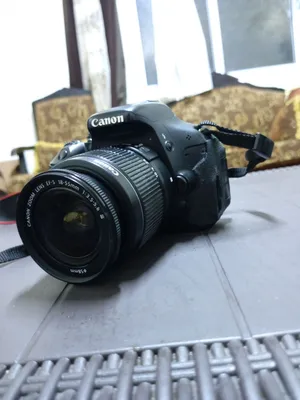 للبيع: كاميرا كانون Canon EOS 600D الاحترافية كاميرا كانون 600D مع عدسة 18-55mm — شتر قليل جداً!