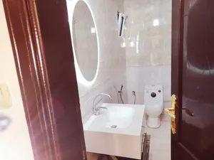 شقه للبيع في اربد الحي الجنوبي طابق ثالث فني ع 45الف مساحه 155متر